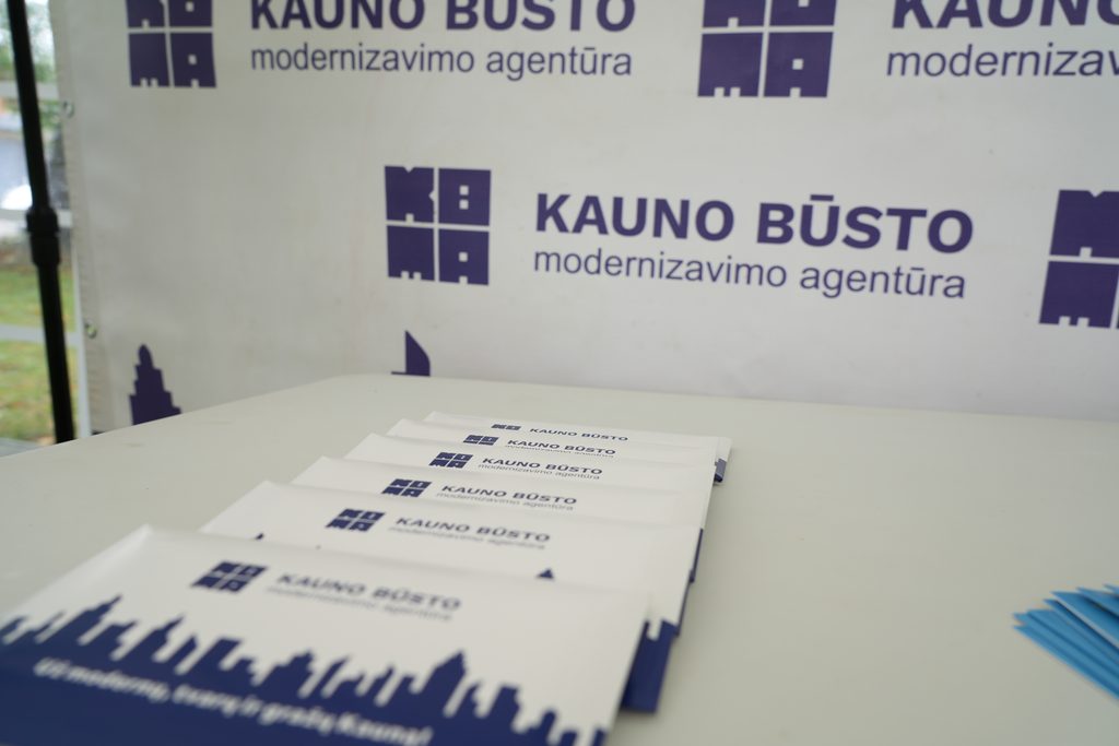Nuo pirmųjų klausimų iki atnaujinto šilumos punkto – Atvirų durų dienoje gyventojai galėjo pamatyti, kaip renovacija atrodo realiame daugiabutyje