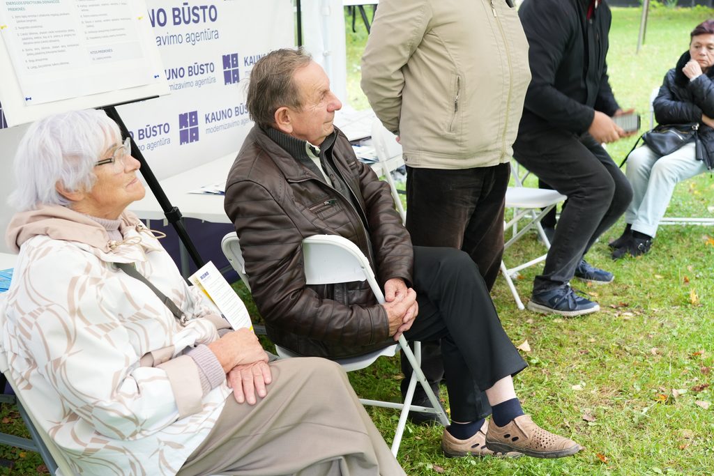 Nuo pirmųjų klausimų iki atnaujinto šilumos punkto – Atvirų durų dienoje gyventojai galėjo pamatyti, kaip renovacija atrodo realiame daugiabutyje