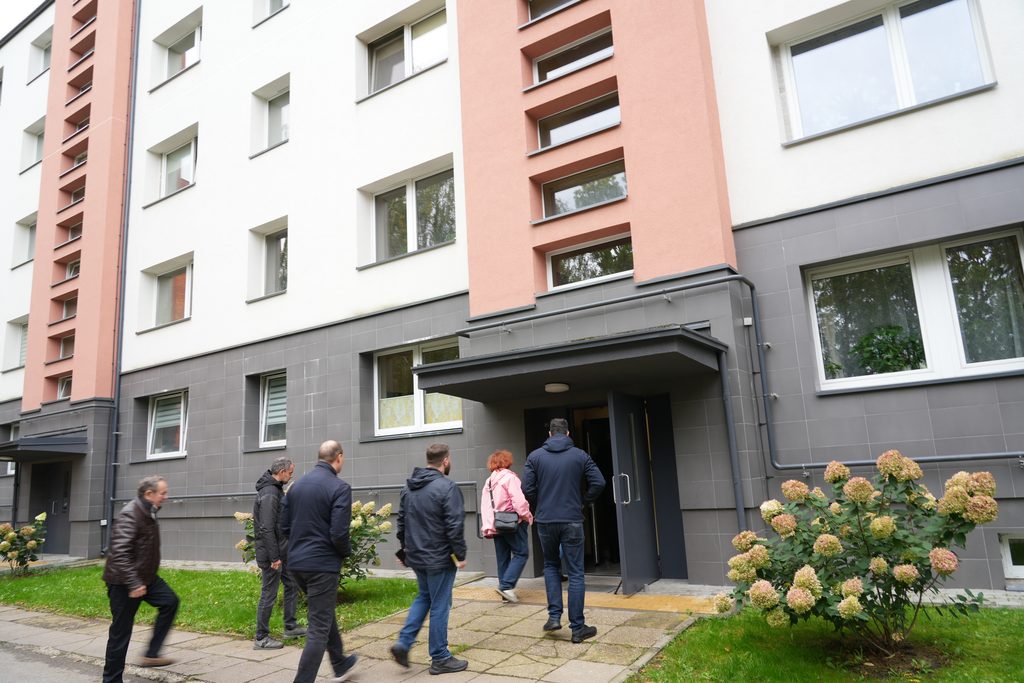 Nuo pirmųjų klausimų iki atnaujinto šilumos punkto – Atvirų durų dienoje gyventojai galėjo pamatyti, kaip renovacija atrodo realiame daugiabutyje