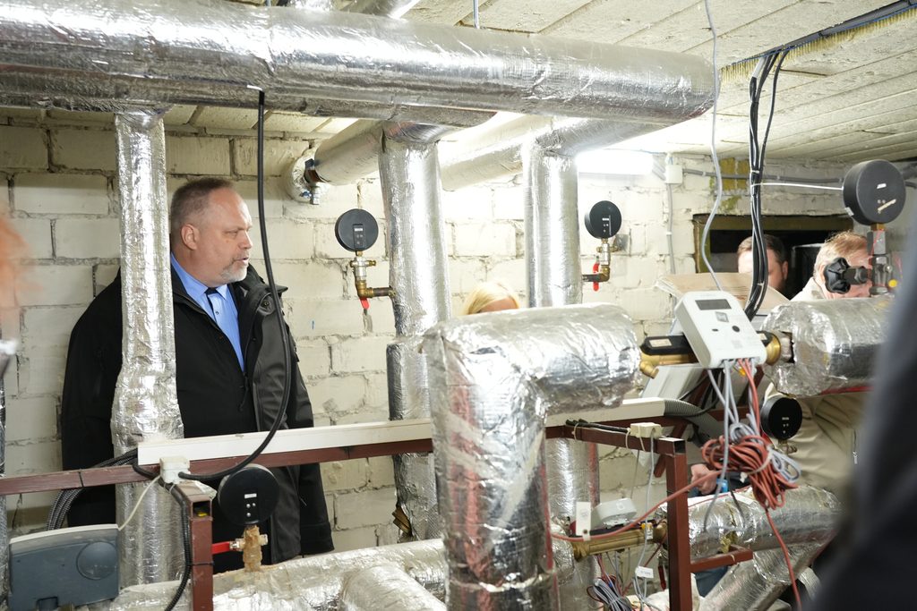 Nuo pirmųjų klausimų iki atnaujinto šilumos punkto – Atvirų durų dienoje gyventojai galėjo pamatyti, kaip renovacija atrodo realiame daugiabutyje