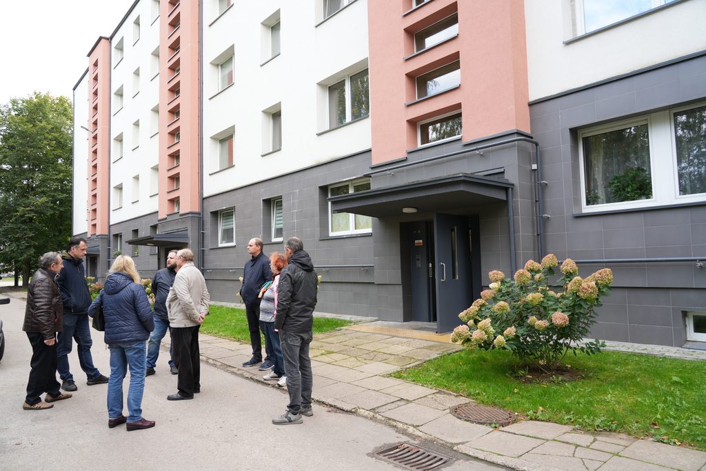 Nuo pirmųjų klausimų iki atnaujinto šilumos punkto – Atvirų durų dienoje gyventojai galėjo pamatyti, kaip renovacija atrodo realiame daugiabutyje