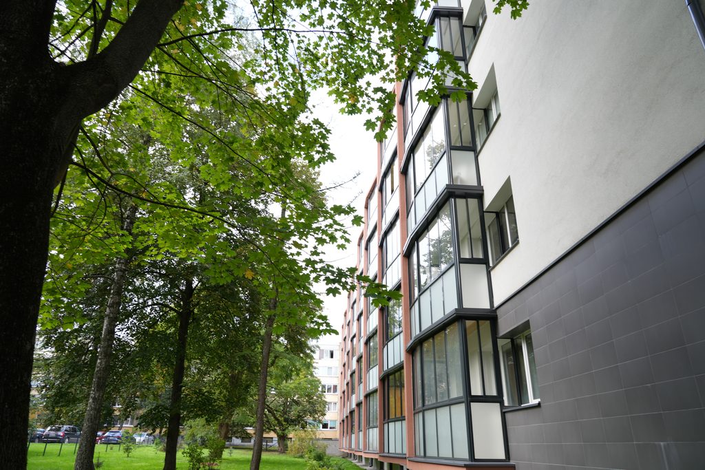 Nuo pirmųjų klausimų iki atnaujinto šilumos punkto – Atvirų durų dienoje gyventojai galėjo pamatyti, kaip renovacija atrodo realiame daugiabutyje
